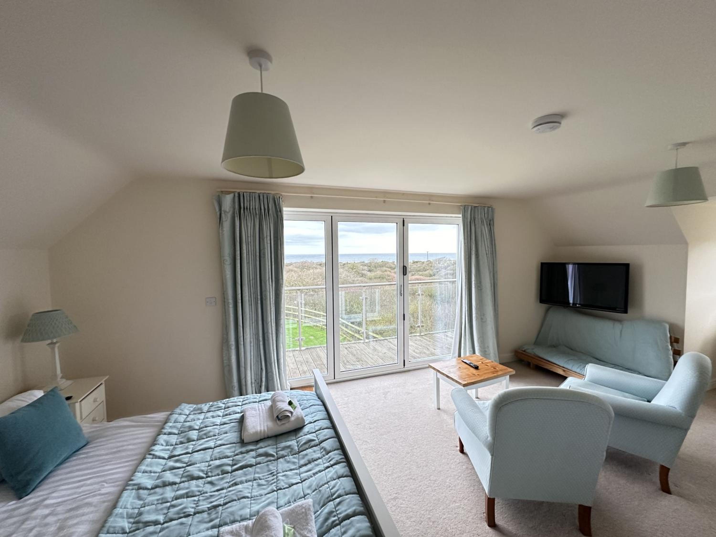 Sunrise View - Balcony and Seaview - Part of the The Bay Filey Holiday Village with pool, gym and direct beach access, pub, restaurant, tennis and meadows