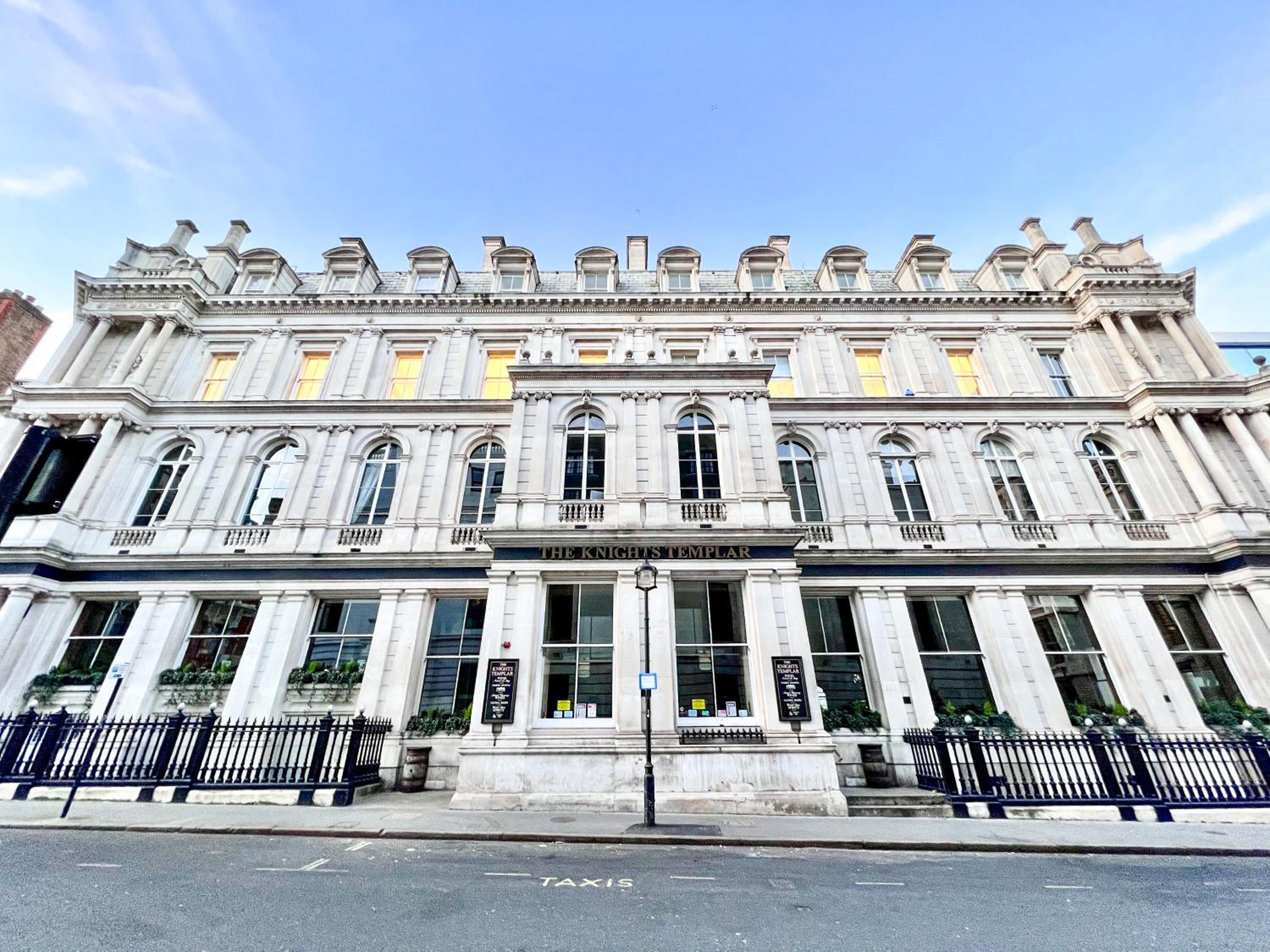 Excellent Entire Apartment Between St Pauls Cathedral and Covent Garden