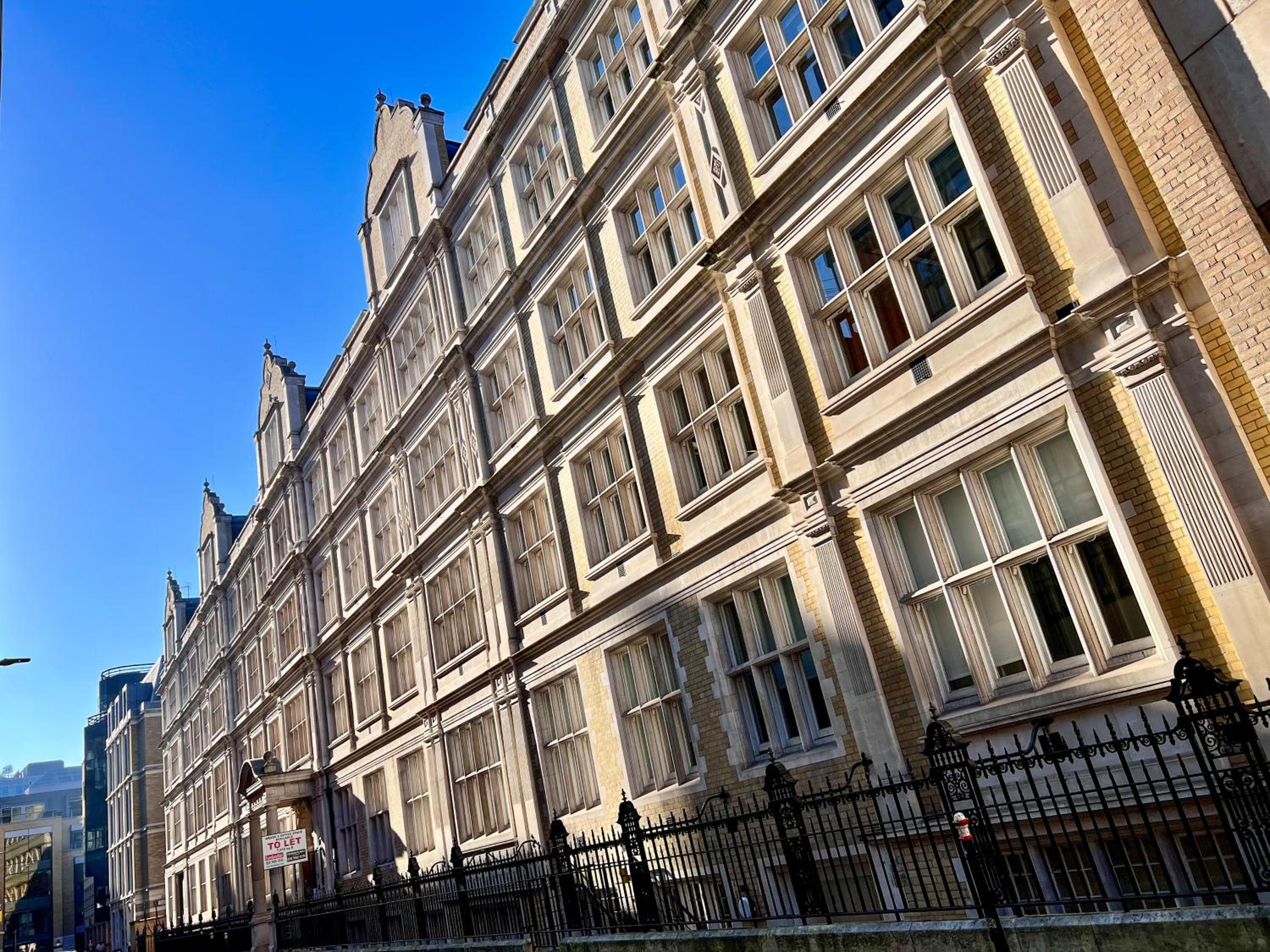 Excellent Entire Apartment Between St Pauls Cathedral and Covent Garden
