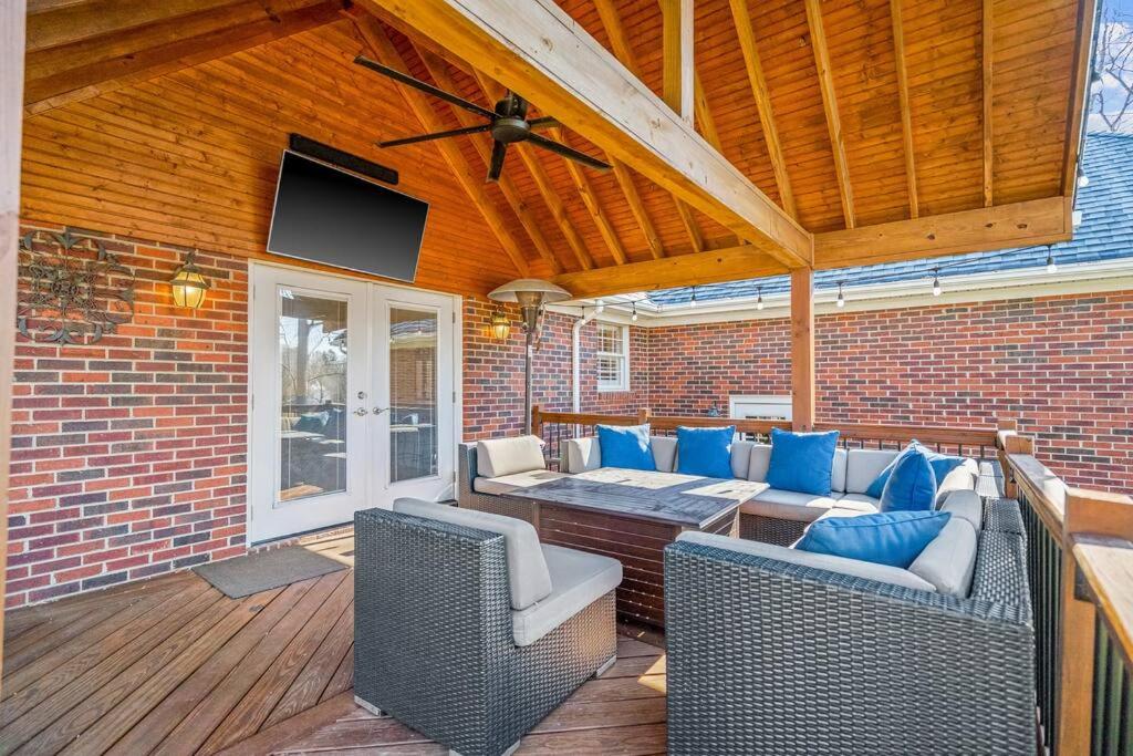 Fantastic Cottage with big backyard near the city view 4