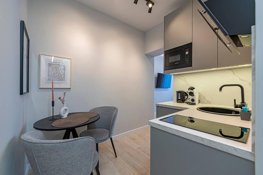 Lovely 1BD Central Apartment by Domvia view 3