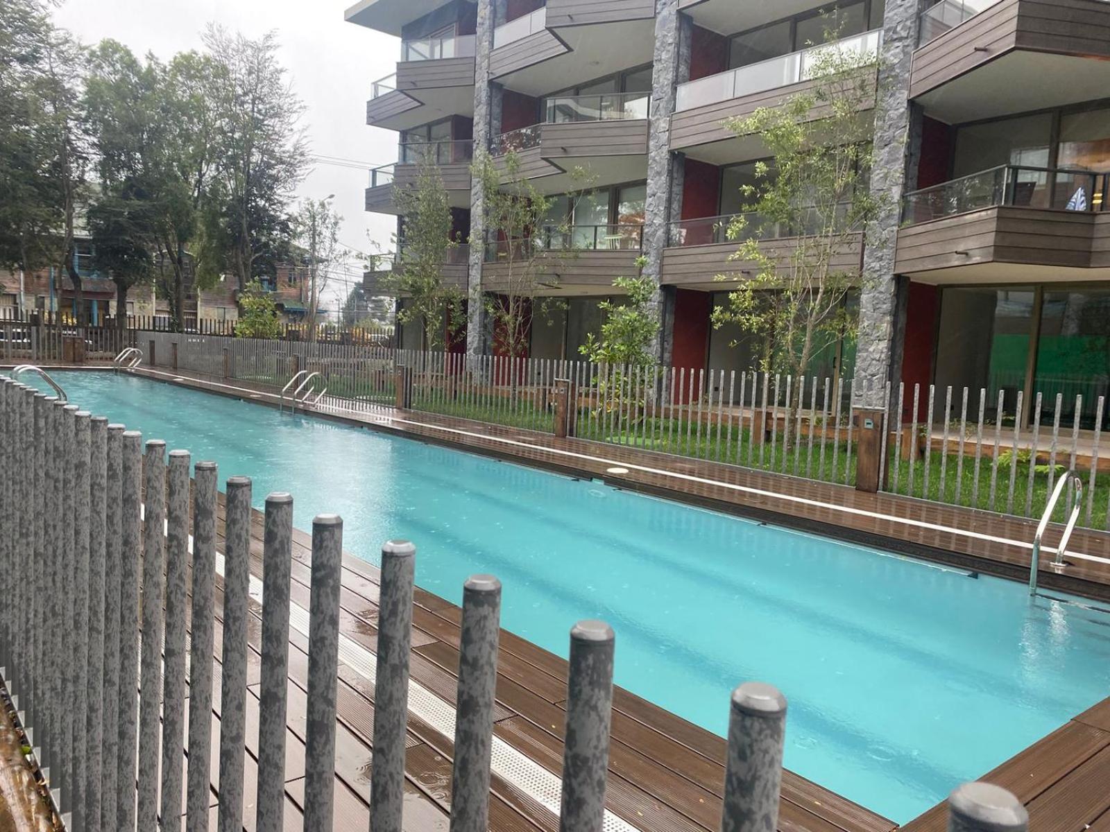 Depto. Pucón, terraza, piscina y estacionamiento