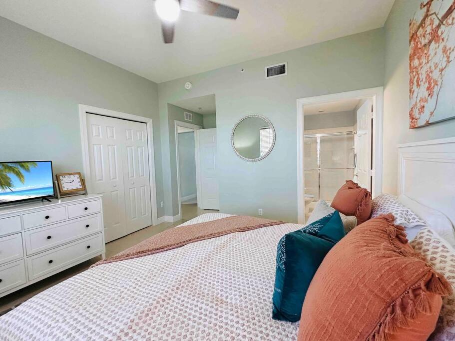 Amazing & Spacious Top Floor Condo with Bay View! view 2
