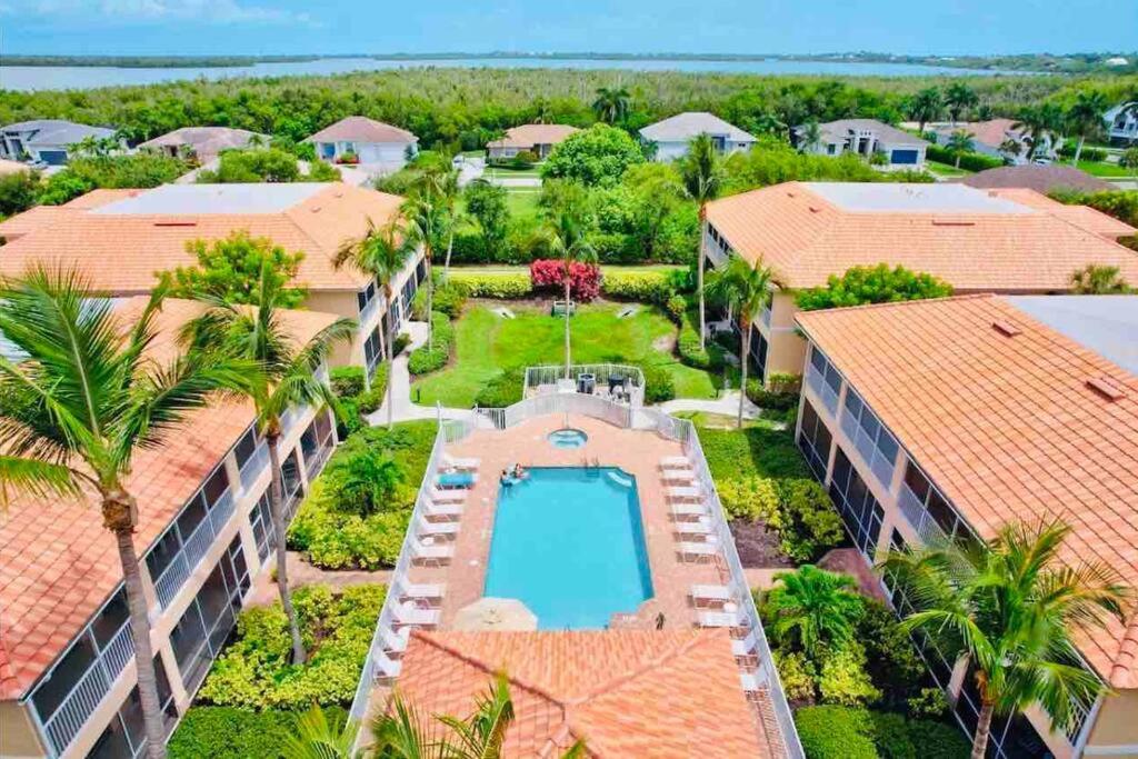 Amazing & Spacious Top Floor Condo with Bay View! view 3