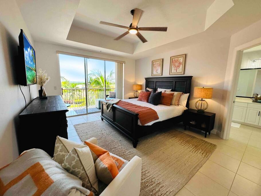 Amazing & Spacious Top Floor Condo with Bay View! view 5