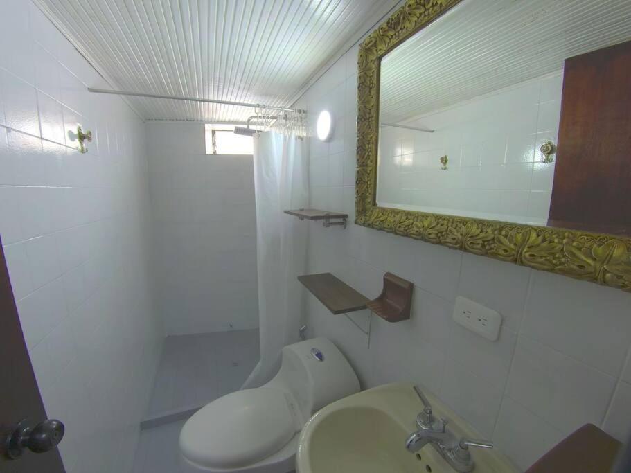 Habitación y baño privado Laureles Nogal