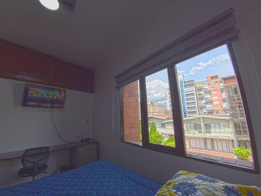 Habitación y baño privado Laureles Nogal