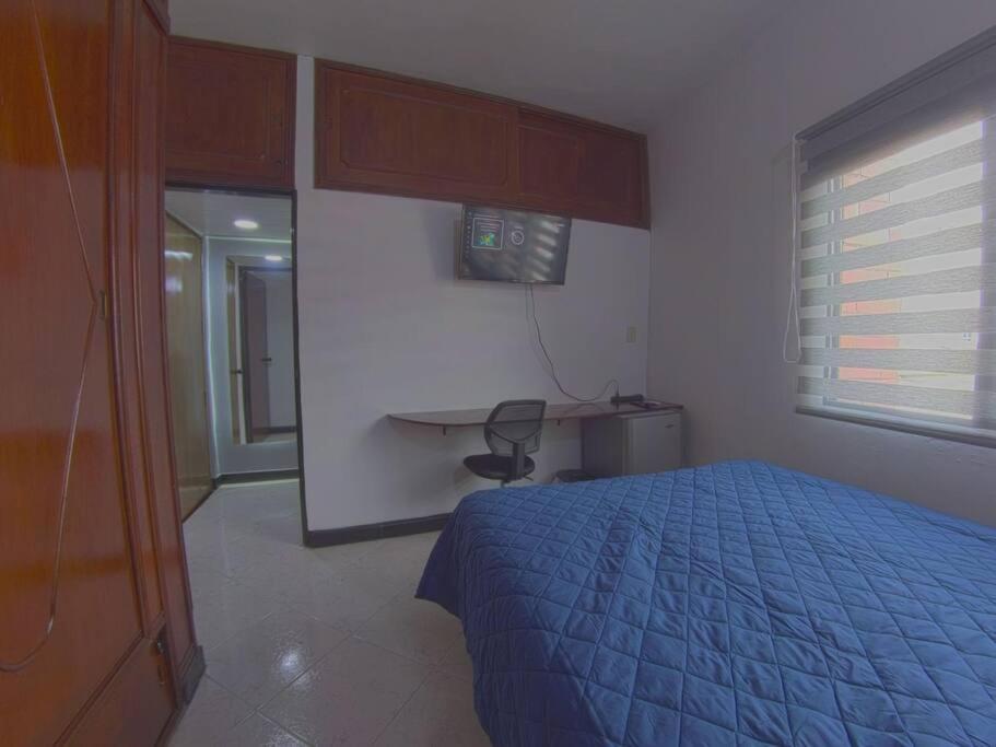 Habitación y baño privado Laureles Nogal