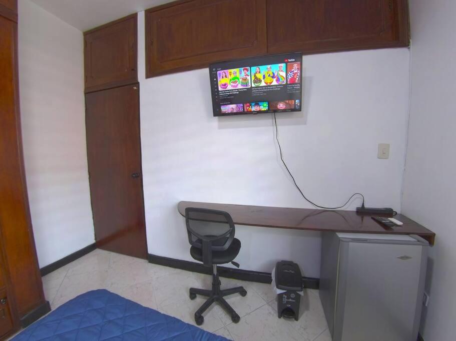 Habitación y baño privado Laureles Nogal