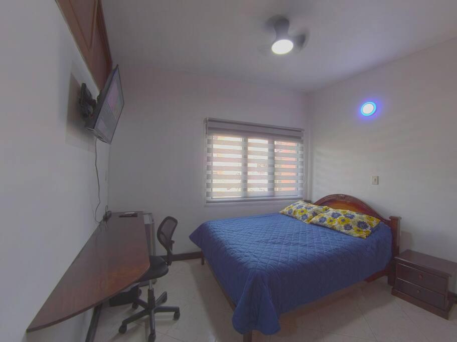 Habitación y baño privado Laureles Nogal