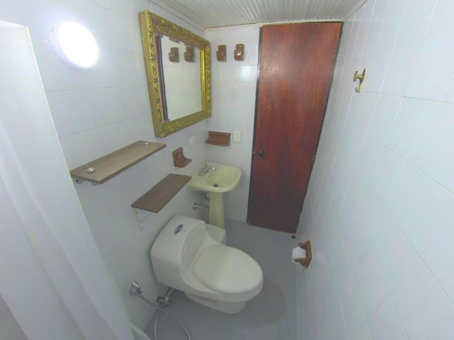 Habitación y baño privado Laureles Nogal