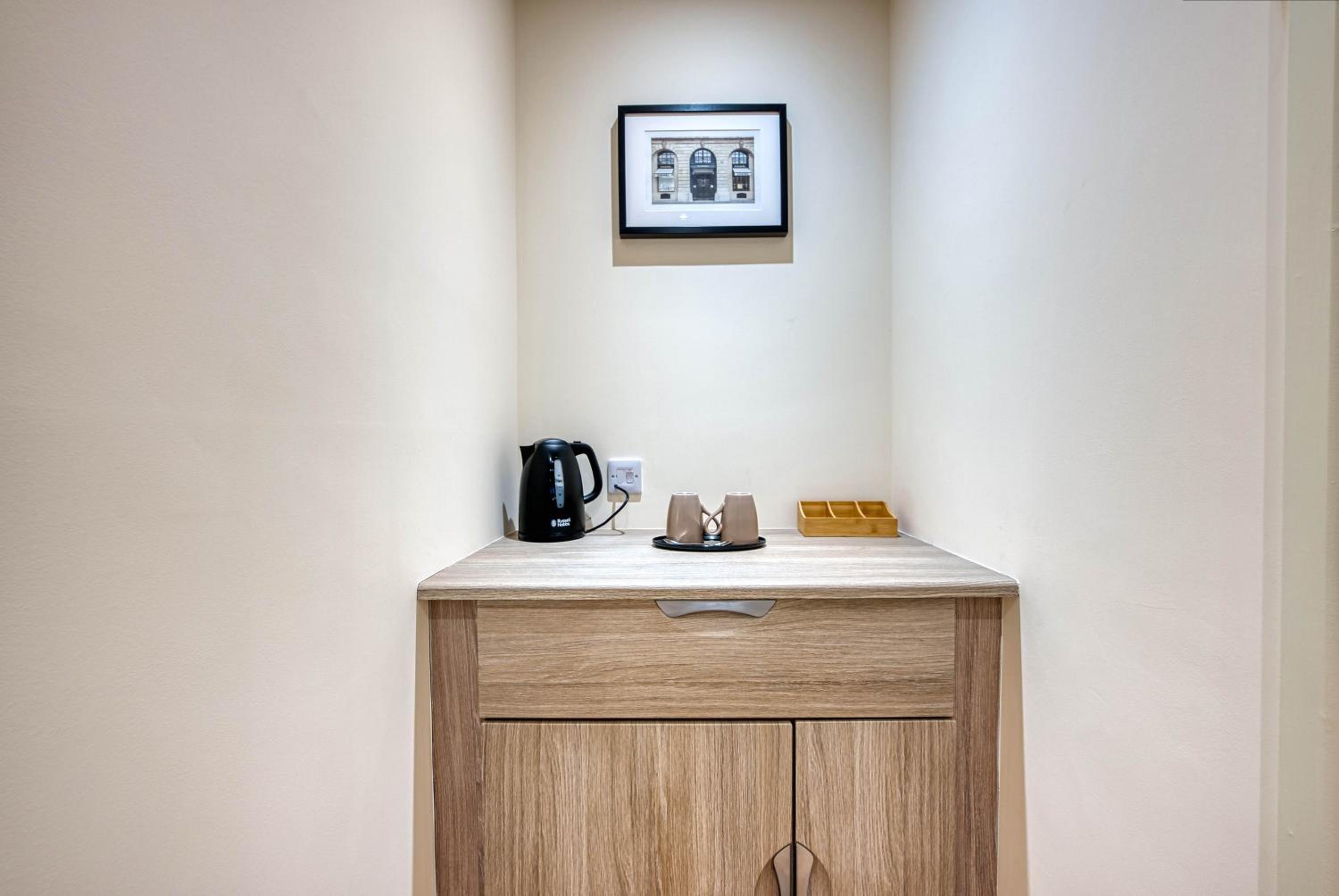 Contemporary Stockton Studio Room - Free WiFi - Parking