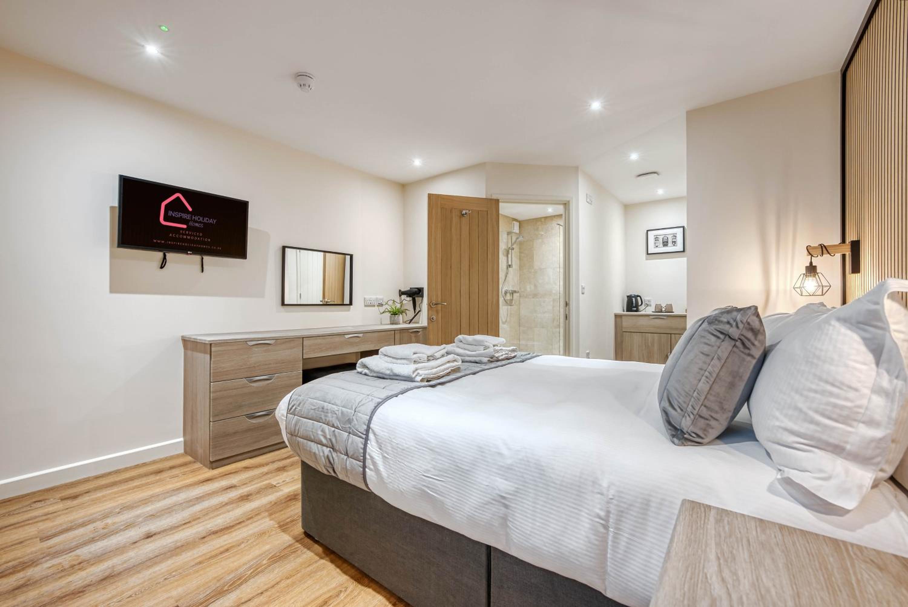 Contemporary Stockton Studio Room - Free WiFi - Parking