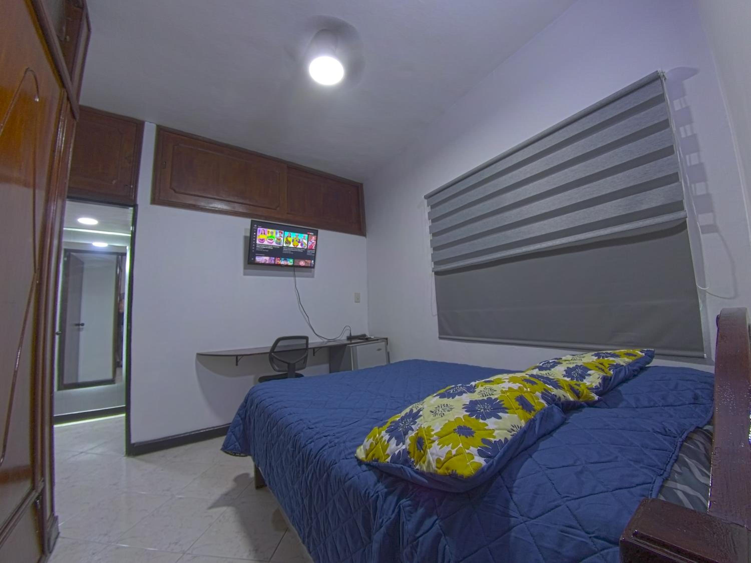 Habitación y baño privado Laureles Nogal
