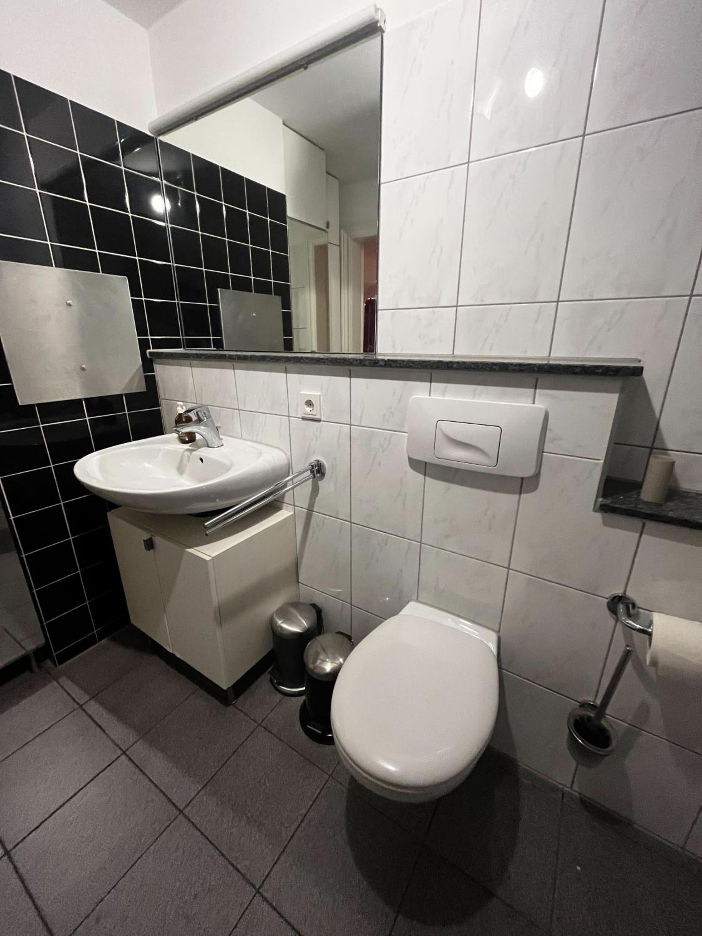 OBK City Lodge: Designer duplex appartment in Oberkassel, close to river rhine, Areal Böhler and Messe Düsseldorf