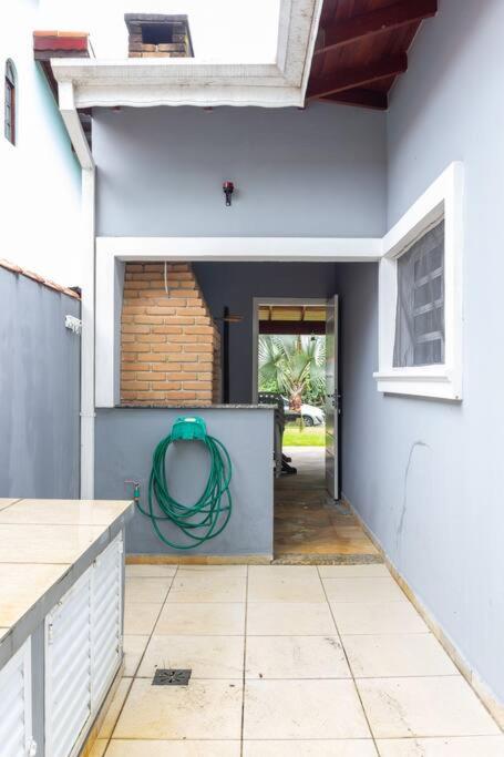Casa em condomínio, 5 minutos de carro das praias Tabatinga e Cocanha