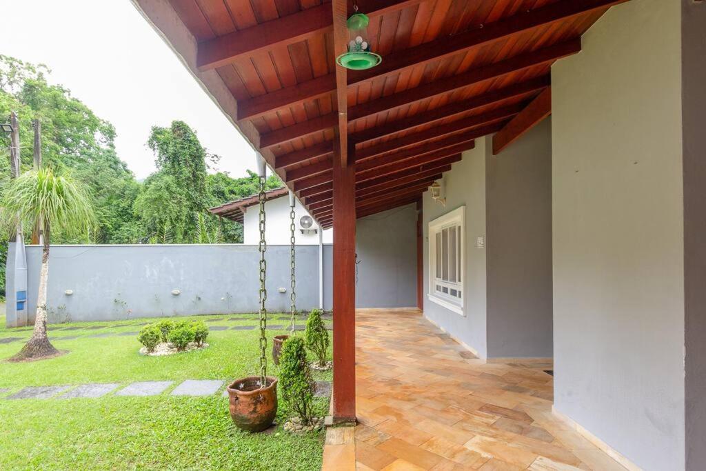Casa em condomínio, 5 minutos de carro das praias Tabatinga e Cocanha