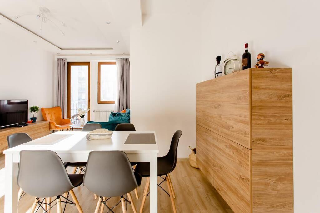 Euro style 1BR apart W/balcony +AC +Parking view 2