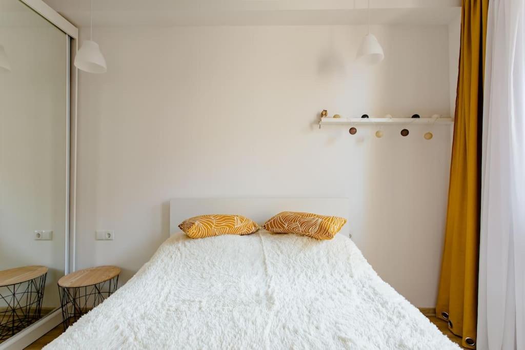 Euro style 1BR apart W/balcony +AC +Parking view 3