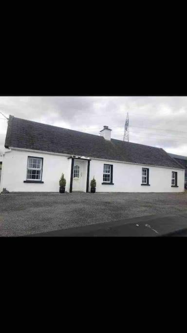 Cheerful 3 bedroom country farm house