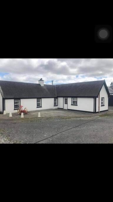 Cheerful 3 bedroom country farm house view 2