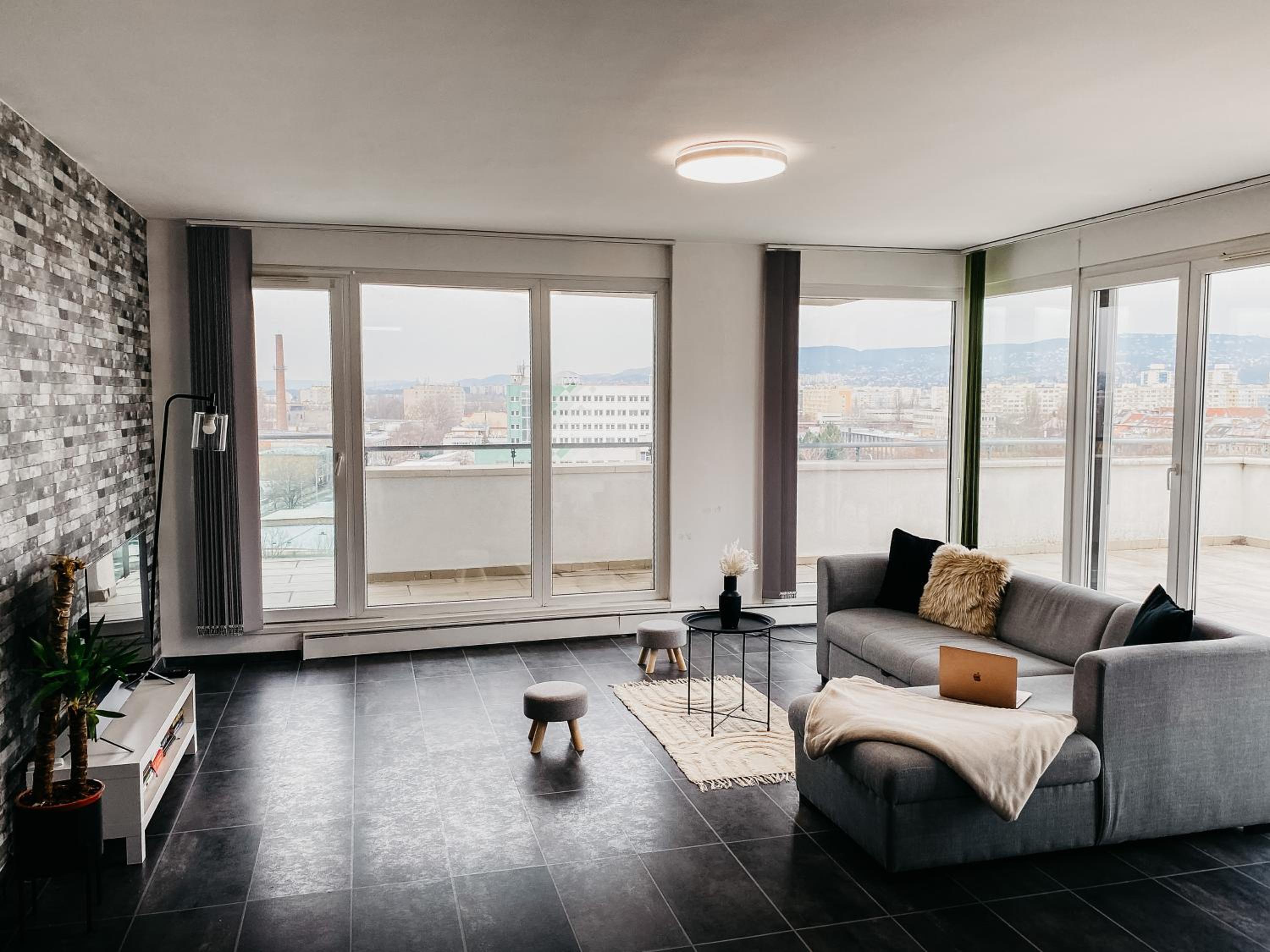 Highrise Horizon Penthouse