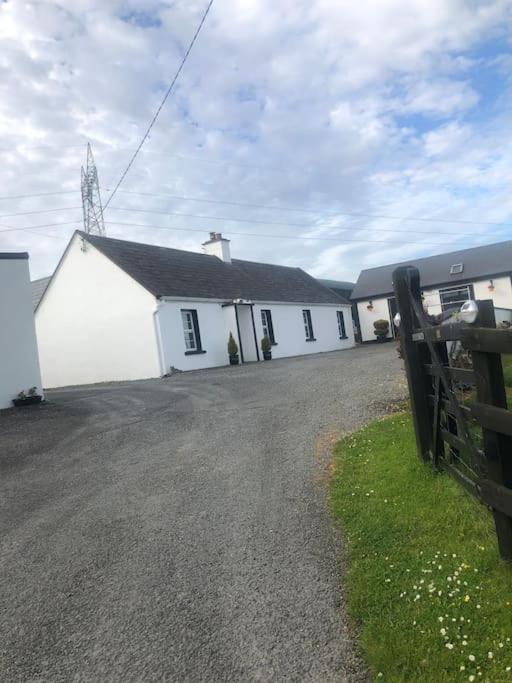 Cheerful 3 bedroom country farm house view 3