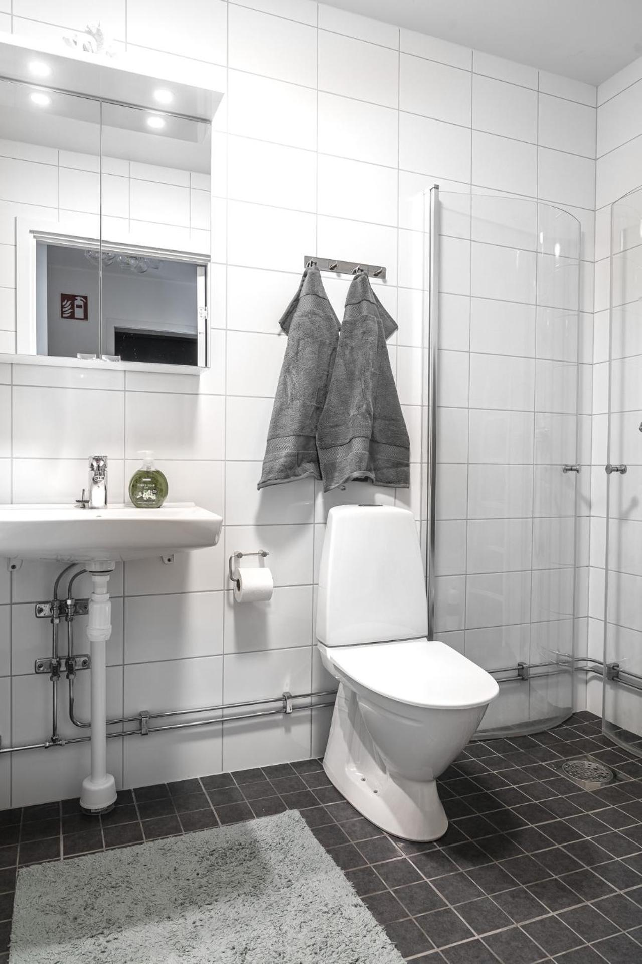 Guestly Homes - 1BR Harbor View Suite, Top Floor 9th view 4