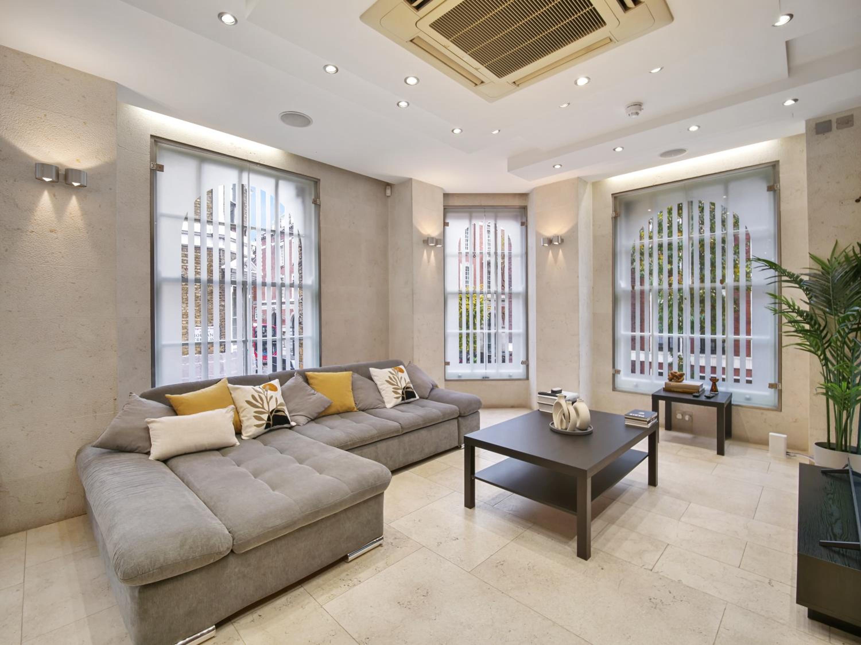 Elegant and Spacious 3 Bed Apartment in Kensington Church St view 5