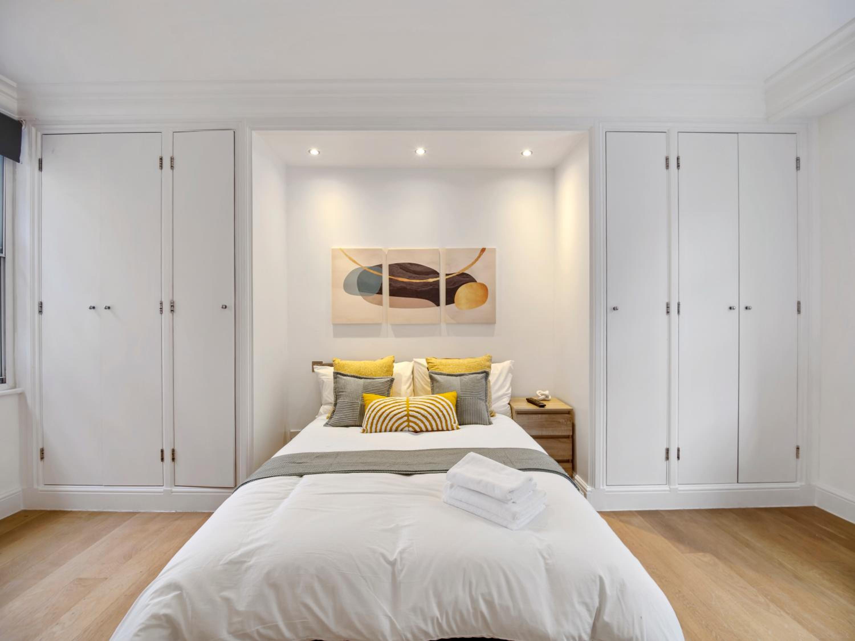 Elegant and Spacious 3 Bed Apartment in Kensington Church St view 2