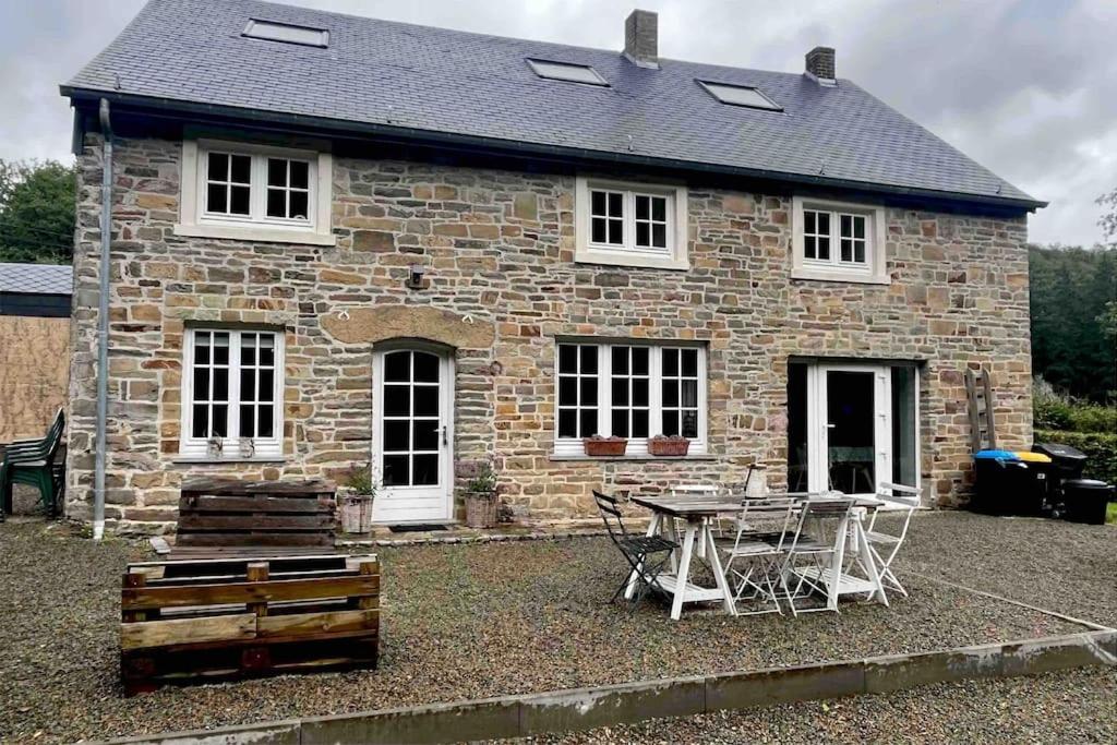 Maison en pierre, chaleureuse, avec étang