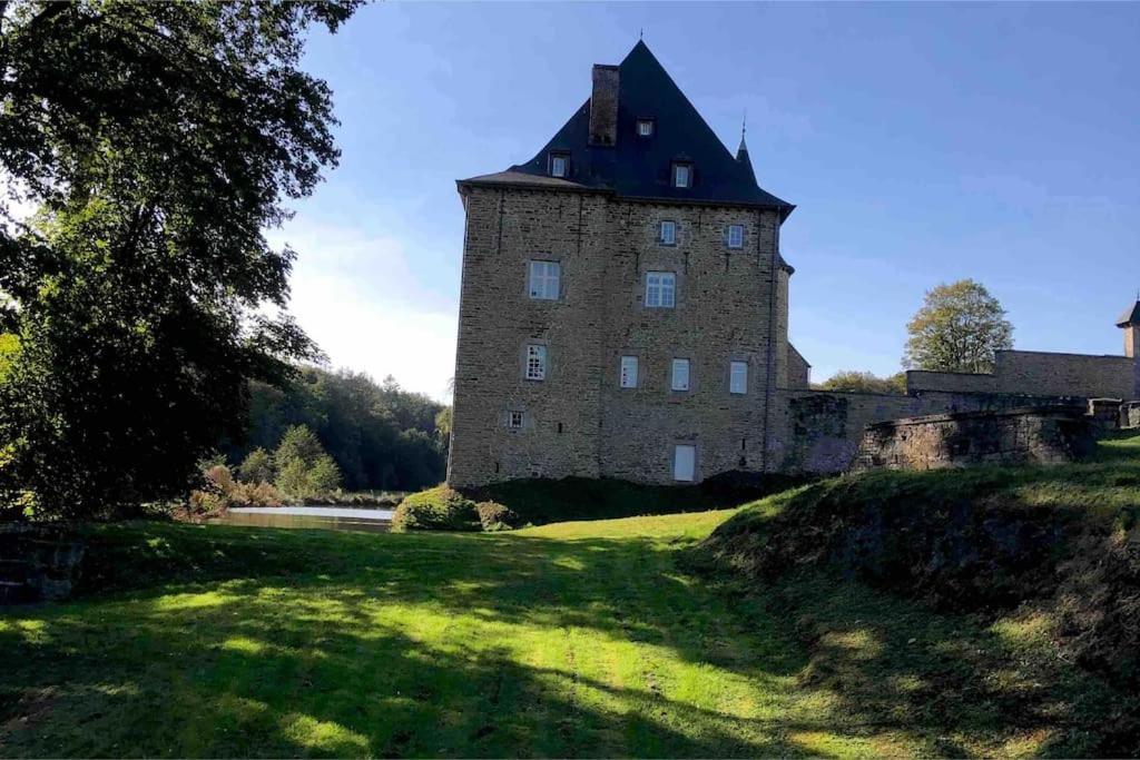 Maison en pierre, chaleureuse, avec étang