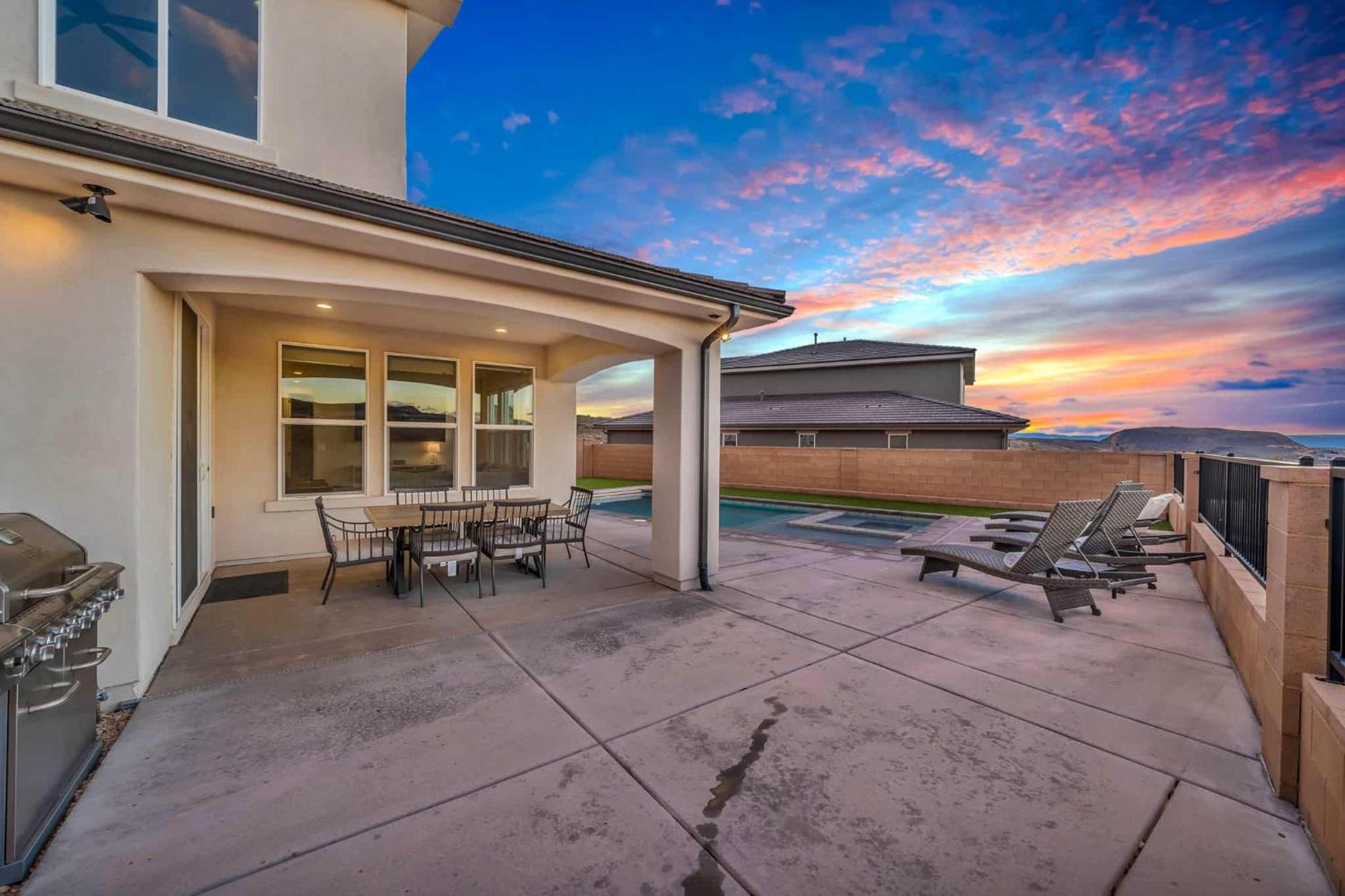 Paseos Poolhouse home