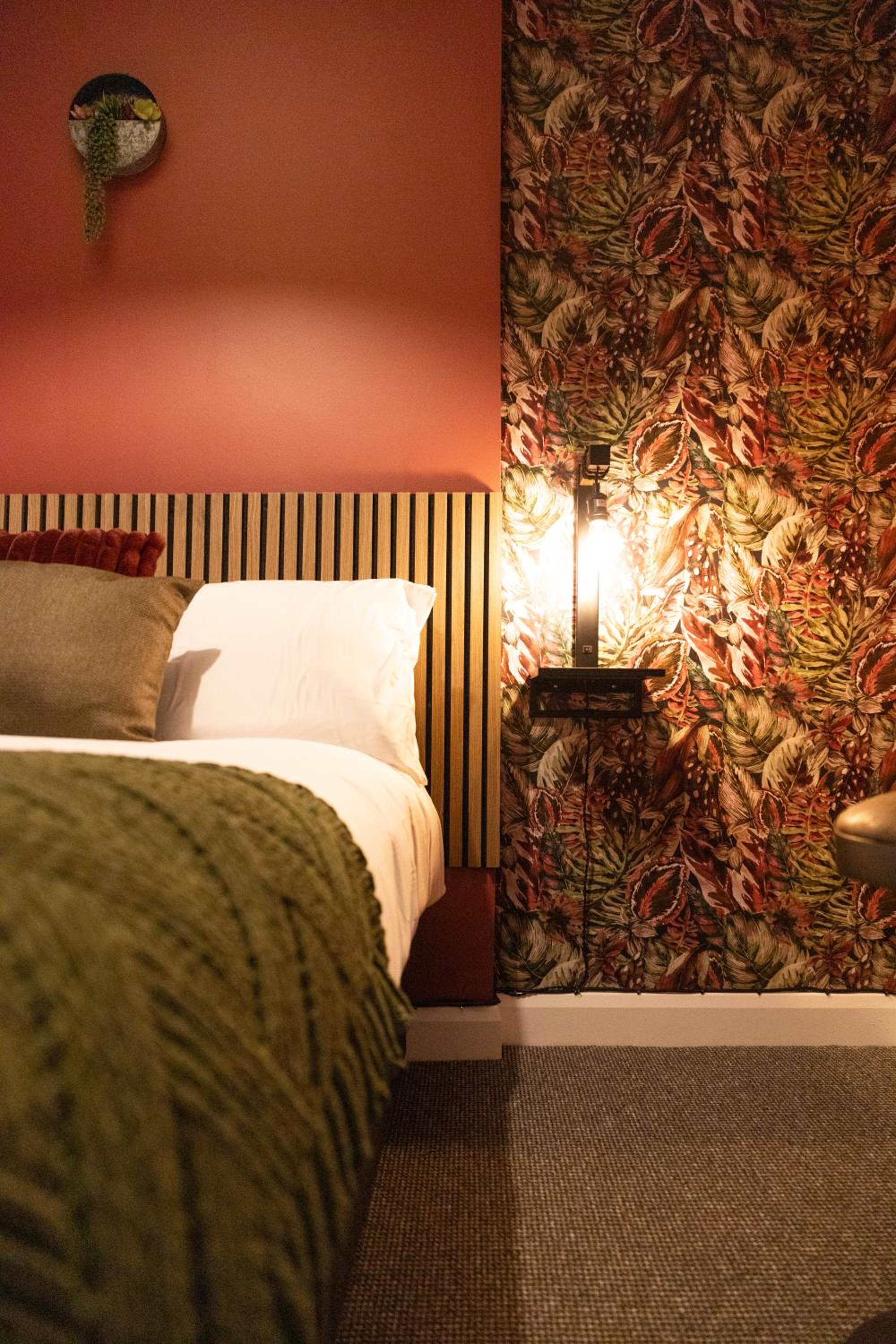 One Bedroom Suite Apartments By Travel Lets Short Term Rental Agency Derry With Free WiFi view 4