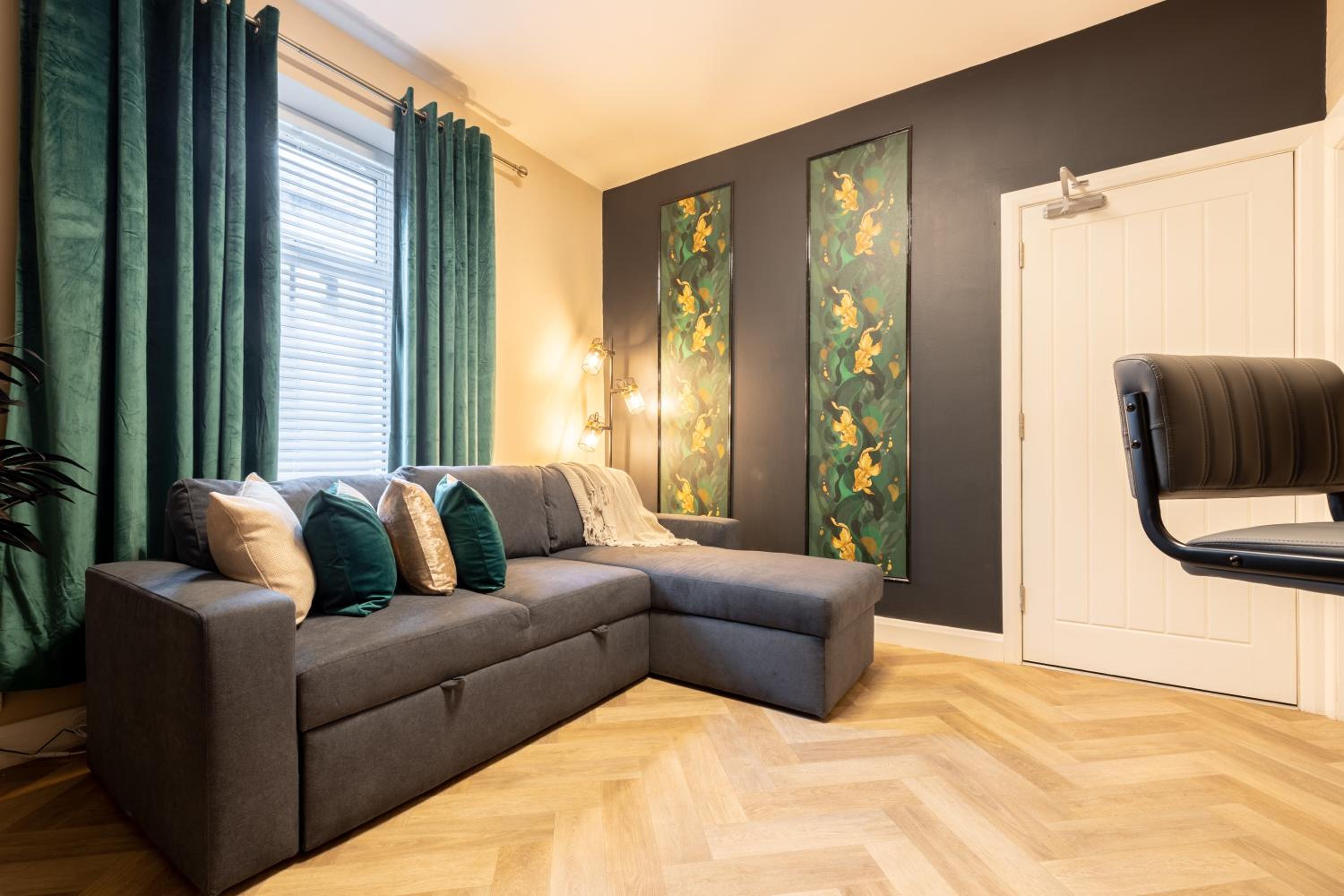 One Bedroom Suite Apartments By Travel Lets Short Term Rental Agency Derry With Free WiFi view 2