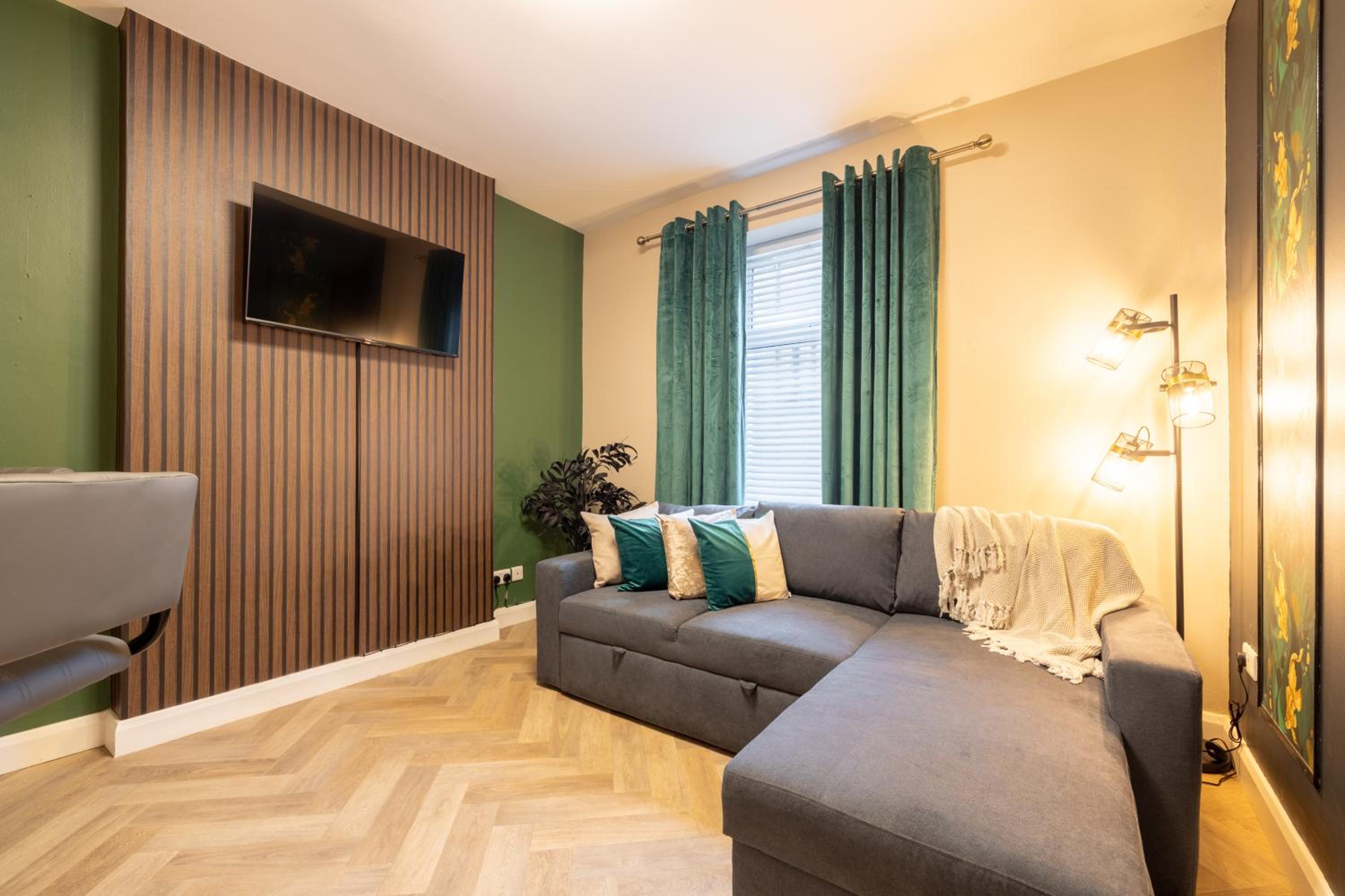 One Bedroom Suite Apartments By Travel Lets Short Term Rental Agency Derry With Free WiFi view 3