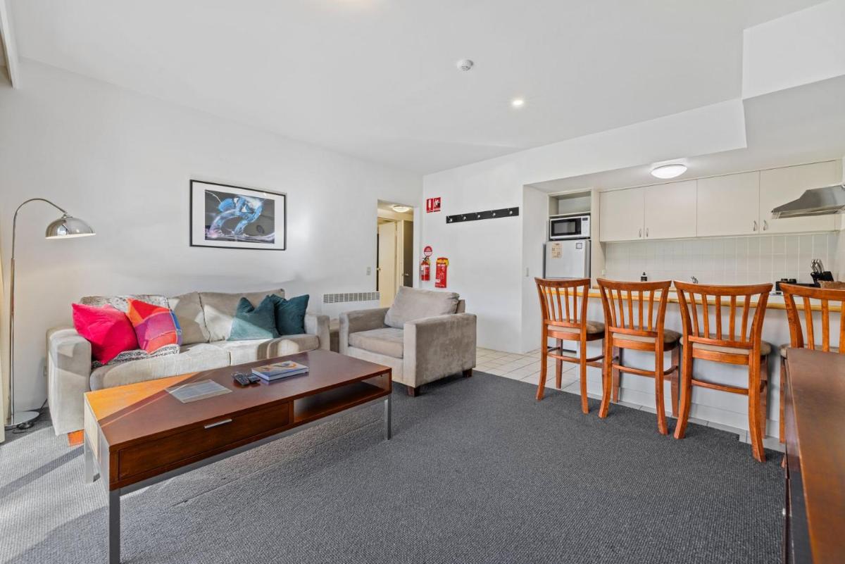 Hotel Lantern 1 Bedroom Patio Apartment with mountain view - Image 1