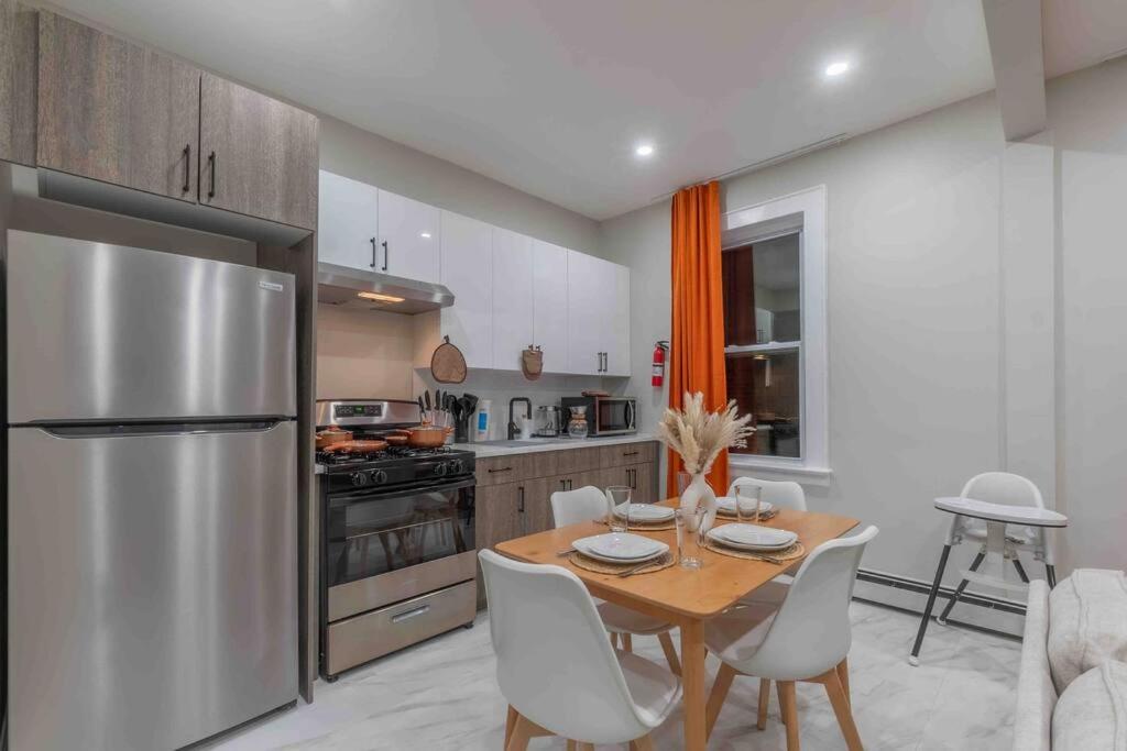 Pumpkin Premise by Airport, 5 beds, Sleeps 8, Book 7 days, Get 20 Percent OFF view 4