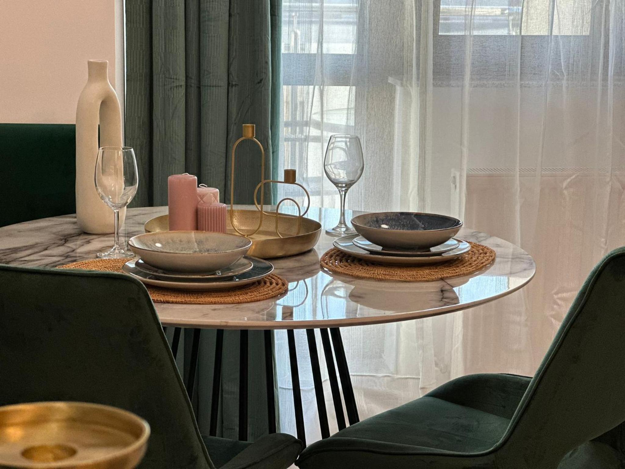 DEKO Apartments & Studios Near Palas Mall - Parking Option