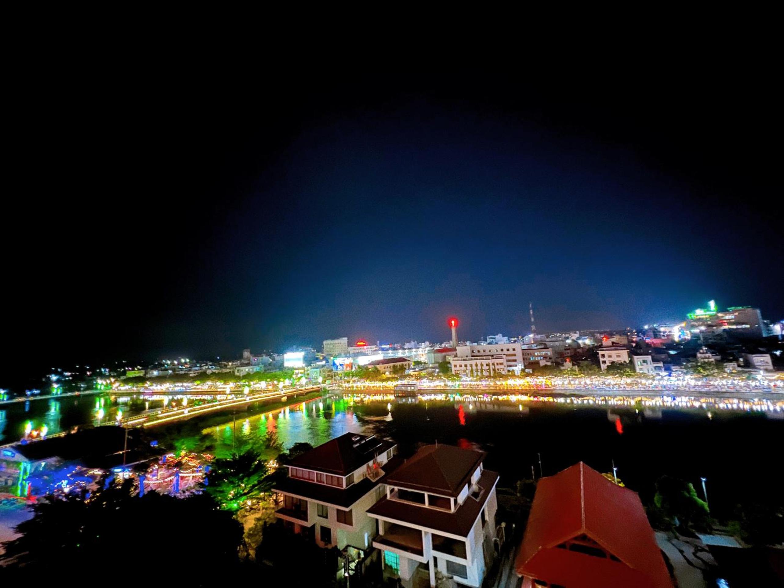 Lá Homestay - Marina Plaza Balcony Apartment with City or River View