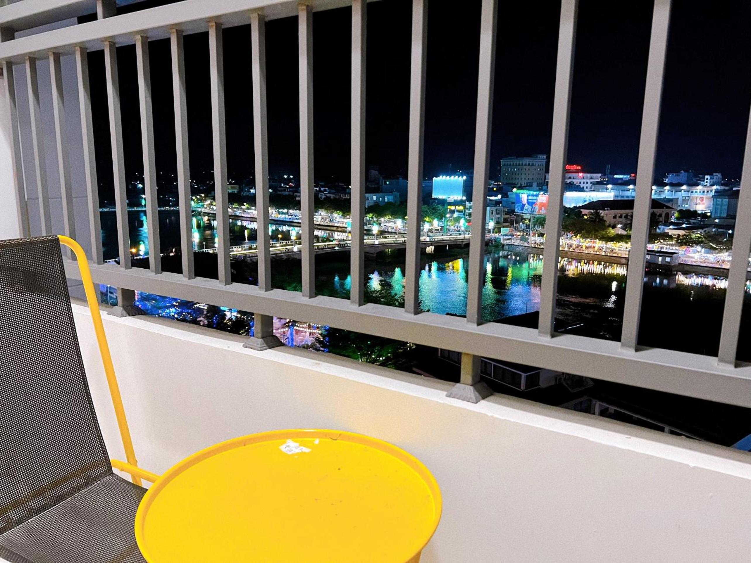 Lá Homestay - Marina Plaza Balcony Apartment with City or River View