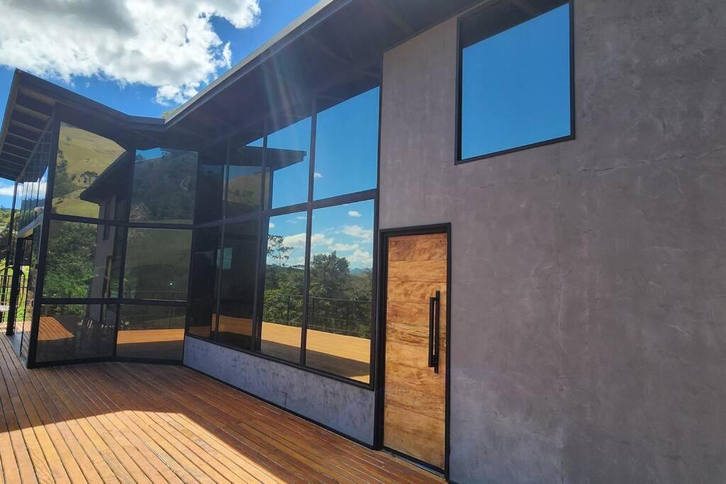 Maravilhosa casa com Cachoeira