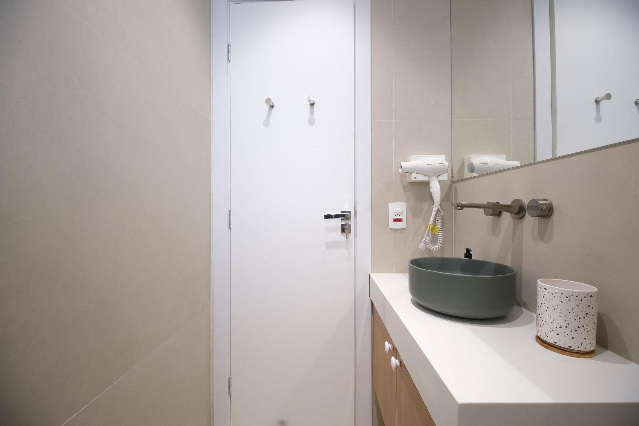 Newly renovated - 5 minutes away from Leblon beach