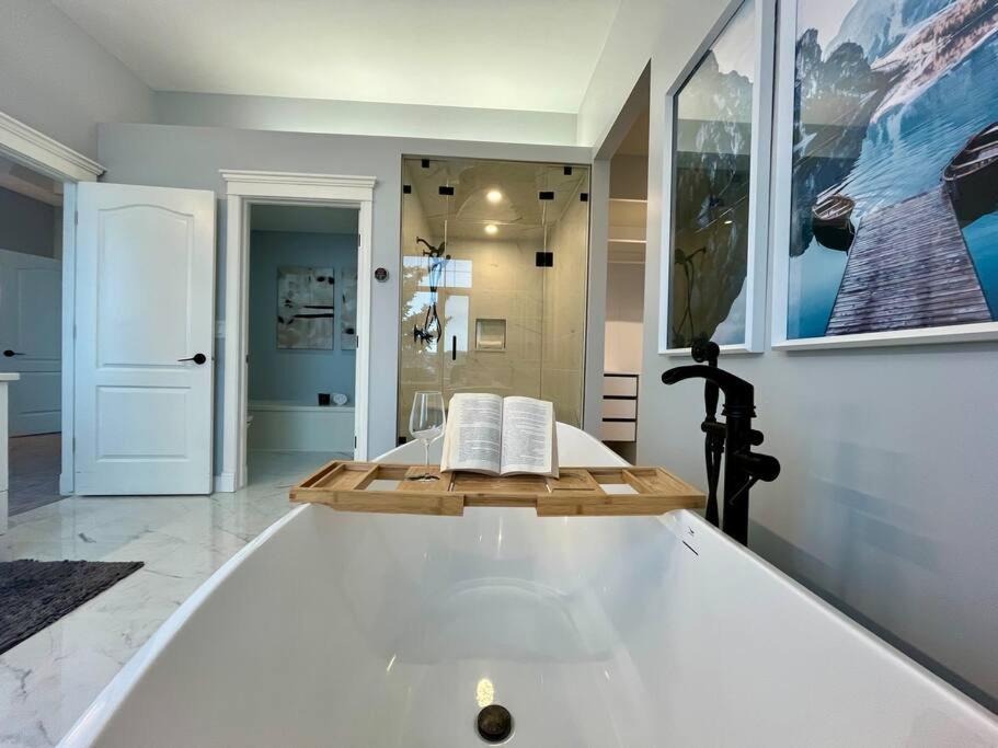 Emerald Bay Luxury Retreat with Hot Tub