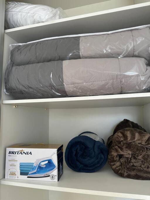 Apê BC Ótima localização 4min a pé da Praia Garagem Home Office para 4 com Ar-condicionado Portaria 24h