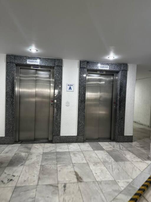Apê BC Ótima localização 4min a pé da Praia Garagem Home Office para 4 com Ar-condicionado Portaria 24h