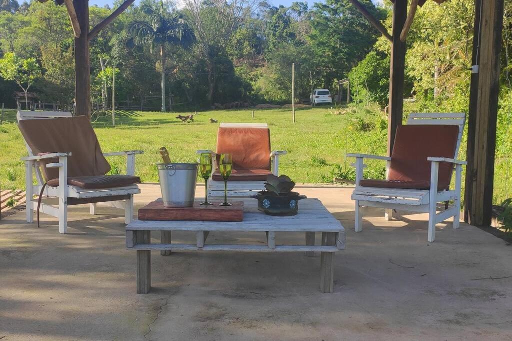 Um Chalé aconchegante no sítio em meio a natureza.