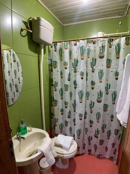 Um Chalé aconchegante no sítio em meio a natureza.