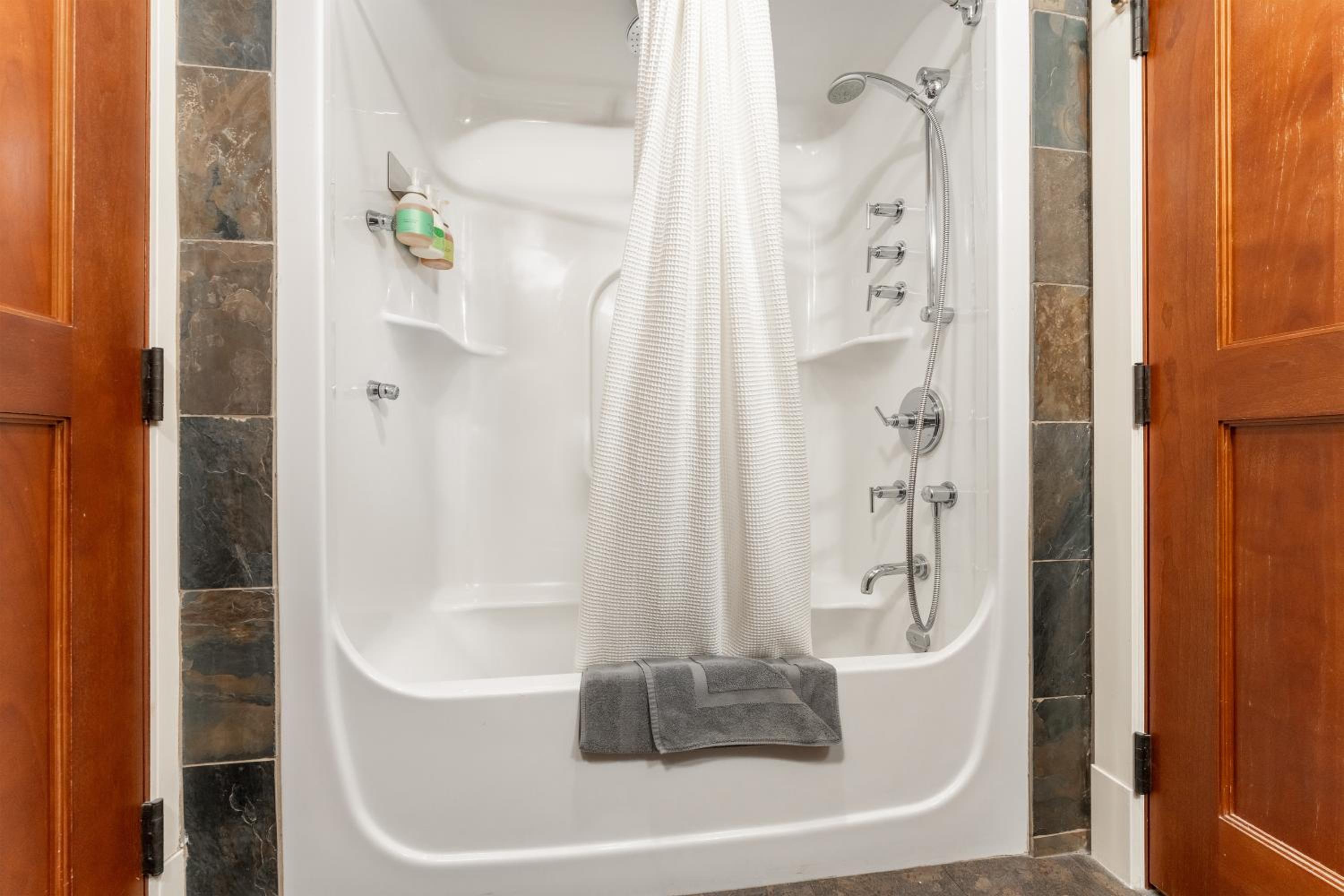 Solara Suite with Indoor Pool - Hot tub -Parking - GYM