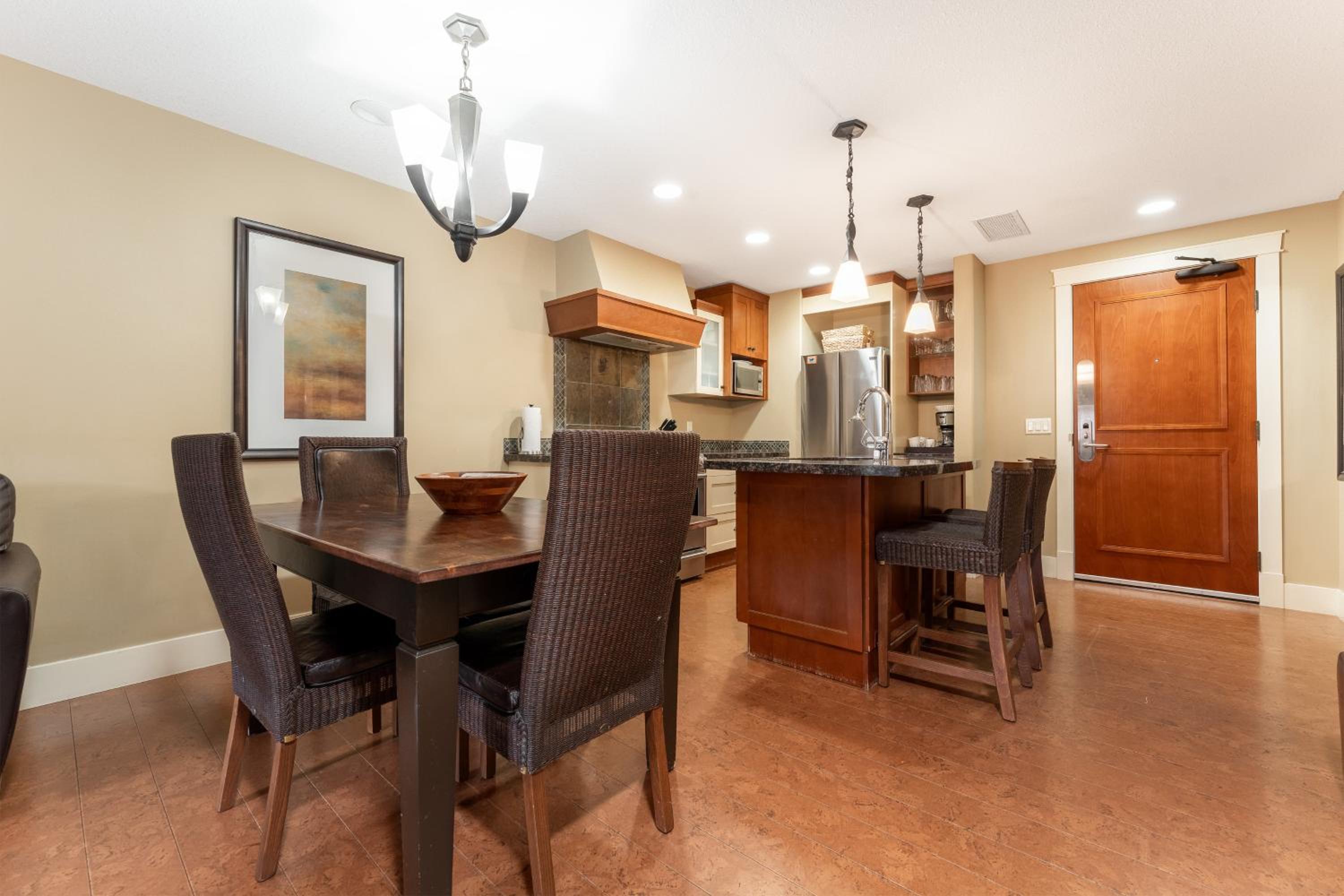 Solara Suite with Indoor Pool - Hot tub -Parking - GYM